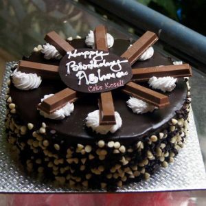 Choco chips with kitkat black forest cake